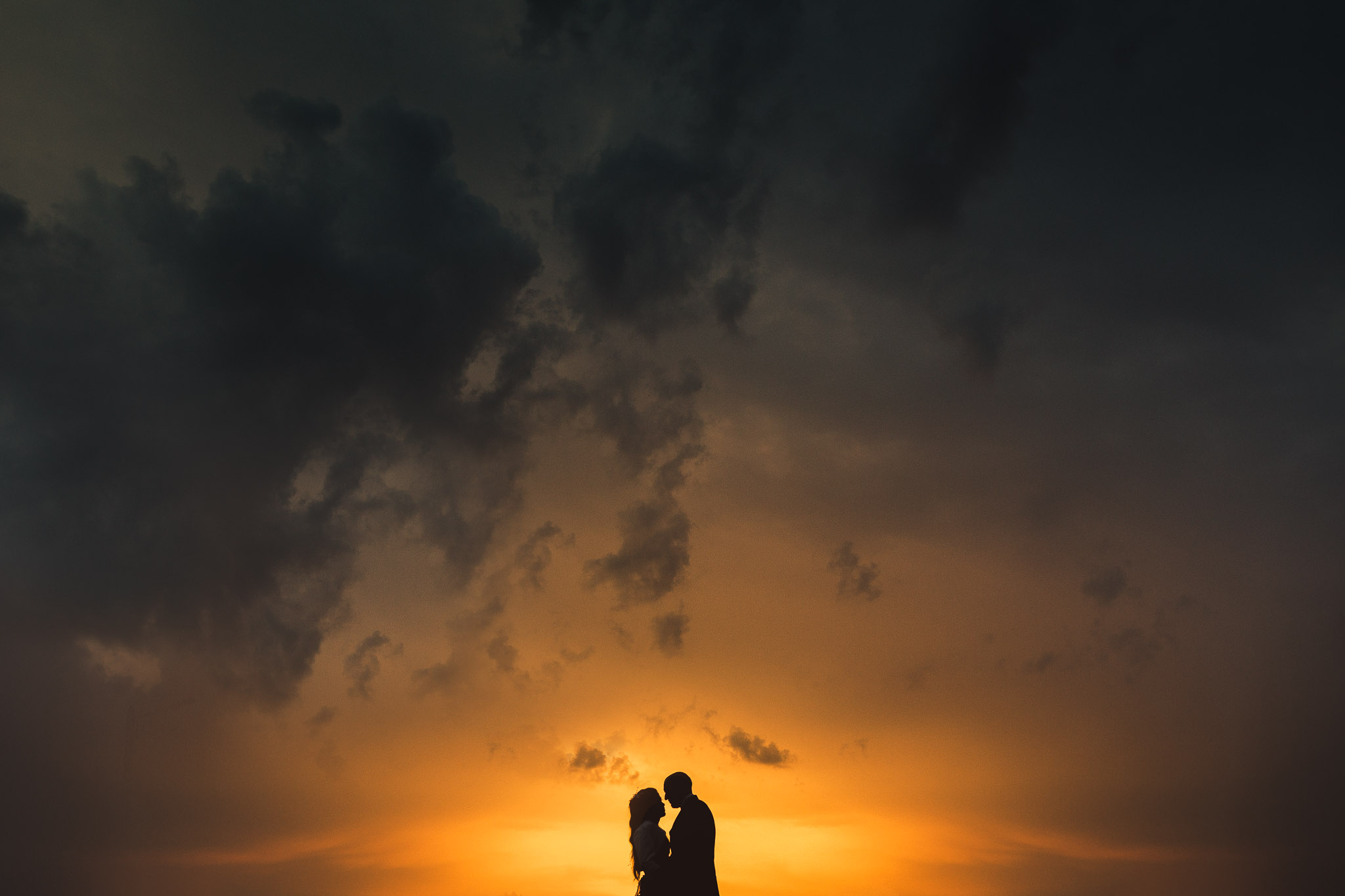 Séance couple romantique au coucher du soleil Séance couple romantique au coucher du soleil