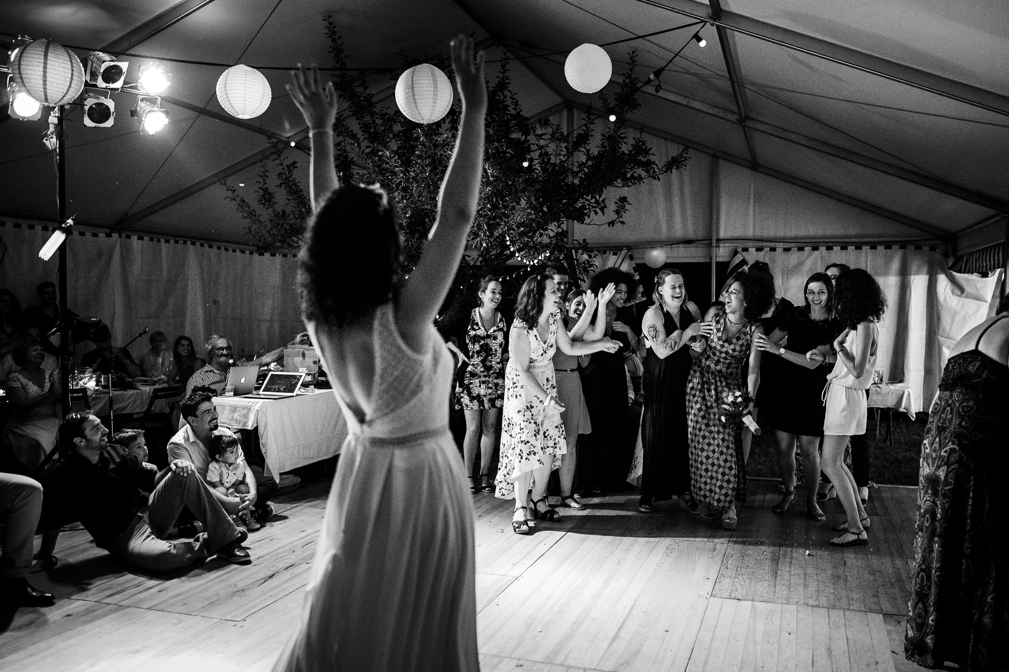 Soirée festive de mariage, invités dansant Soirée festive de mariage, invités dansant
