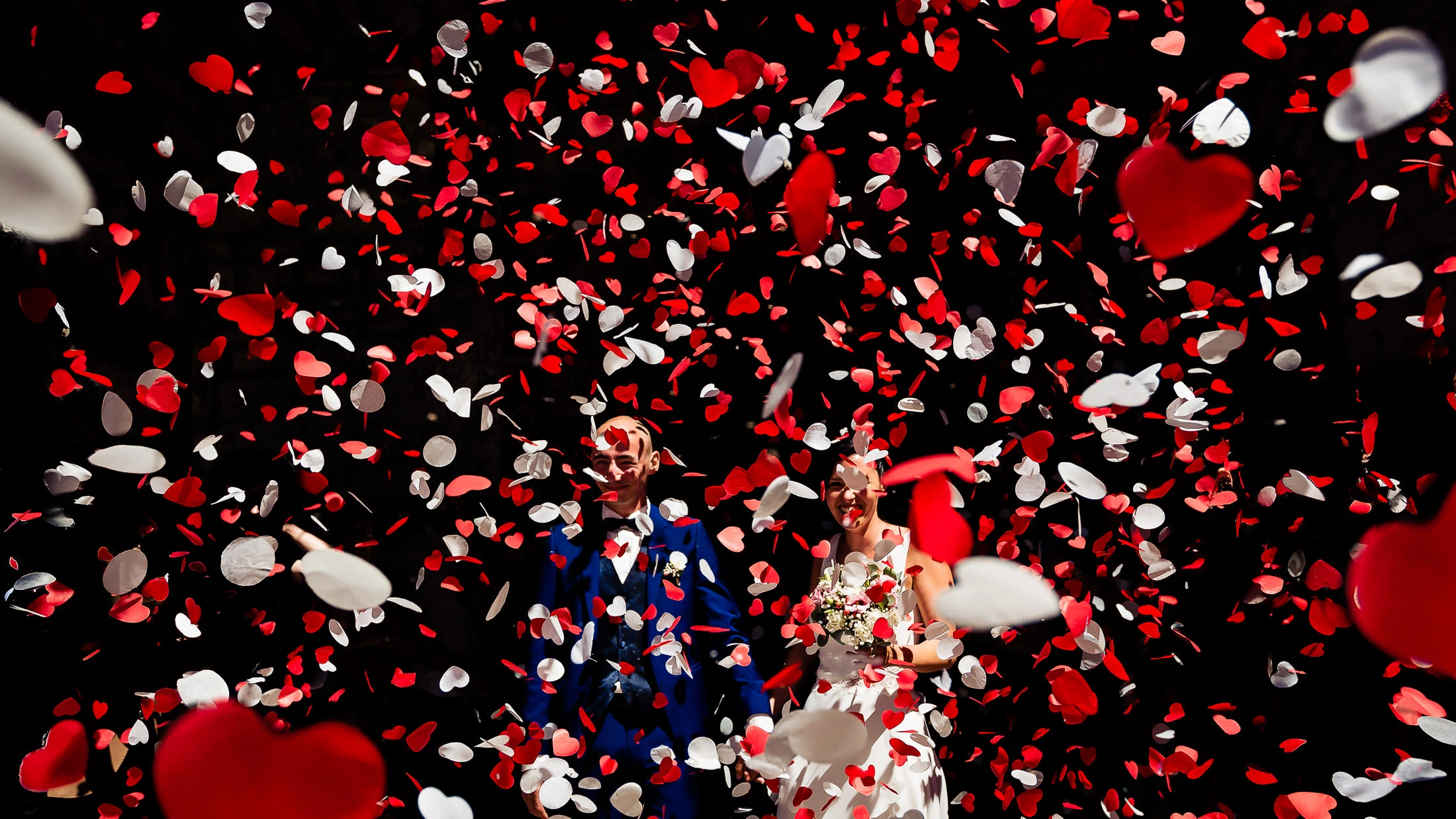 Photographe de mariage à Montpellier — lancer de confettis et rires des mariés Photographe de mariage à Montpellier — lancer de confettis et rires des mariés
