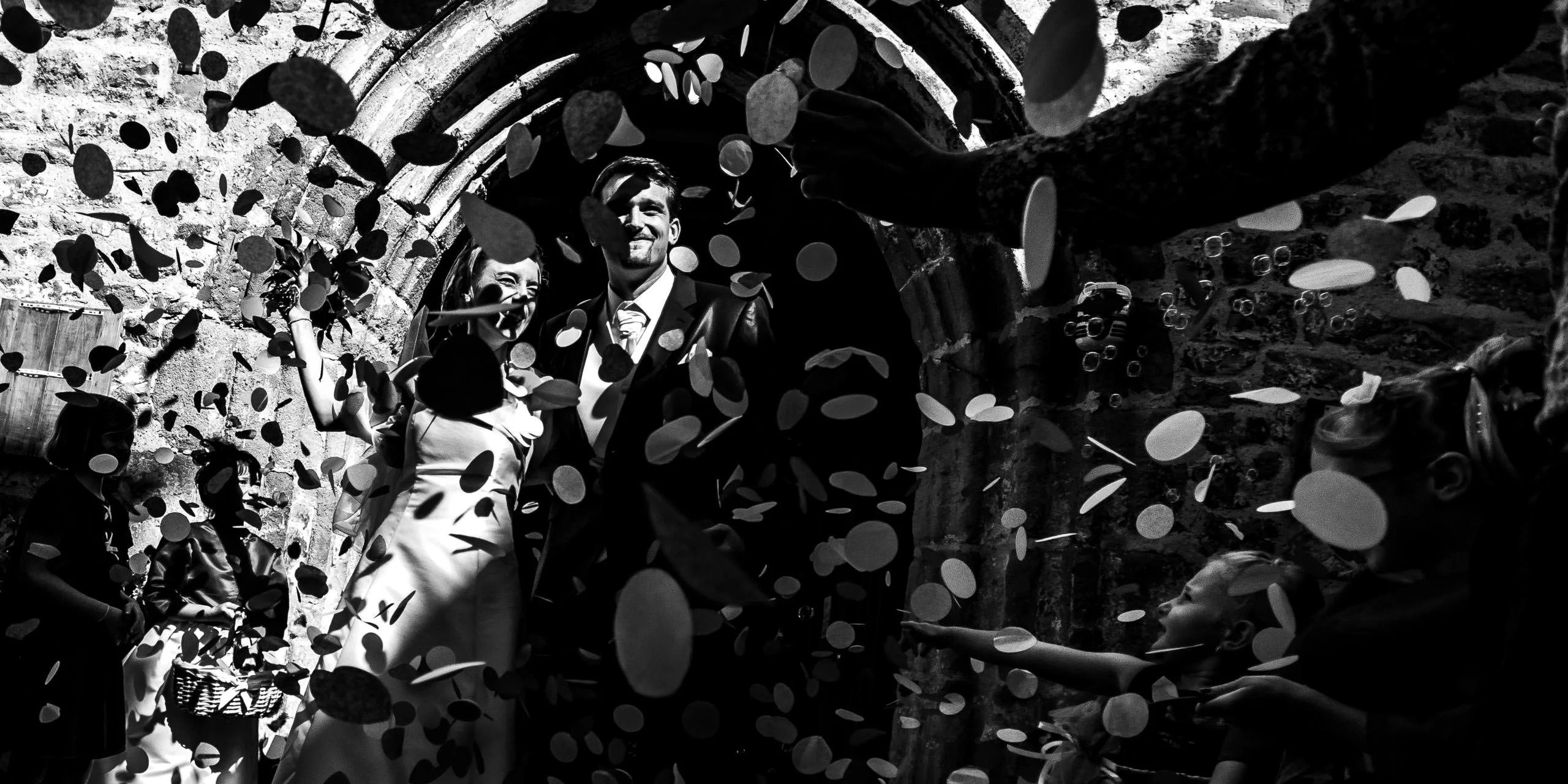 Photographe de mariage dans l'Hérault — sortie d'église en noir et blanc Photographe de mariage dans l'Hérault — sortie d'église en noir et blanc